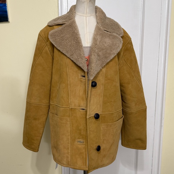 New-Reformation
Veda Luca Suede shearing coat
Parmesan Suede - Picture 12 of 16